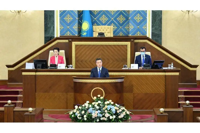Бош вазир Ҳукуматнинг фаолияти тўғрисида ҳисобот берди