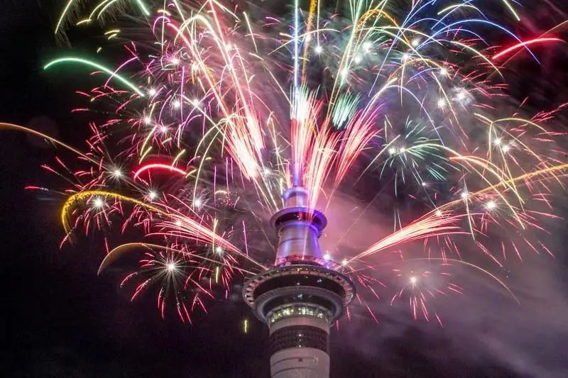 不寻常的新年夜：疫情期间世界各国如何跨年？