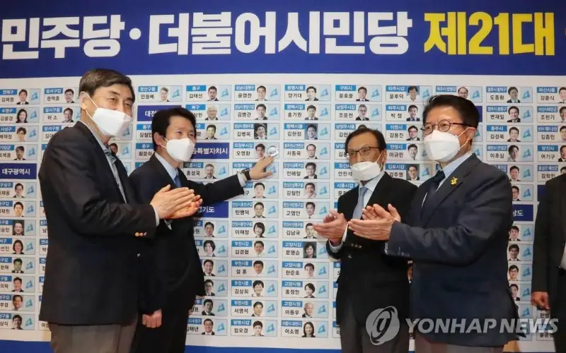韩国新冠疫情下举行国会选举 执政党获胜