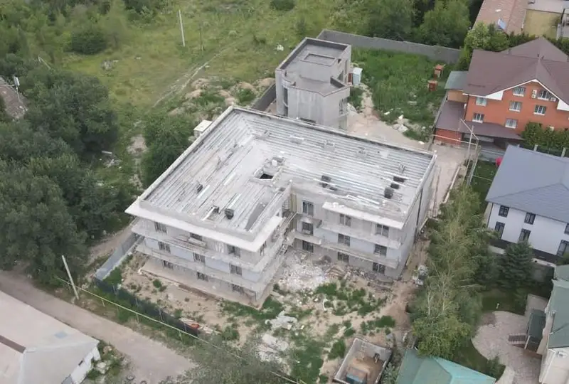 Третий этаж  строящегося элитного ЖК снесут в Алматы