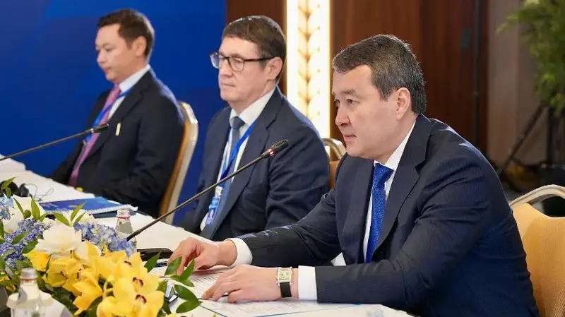ҚР Бош вазири J.P. Morgan ва TotalEnergies раҳбарлари билан учрашди