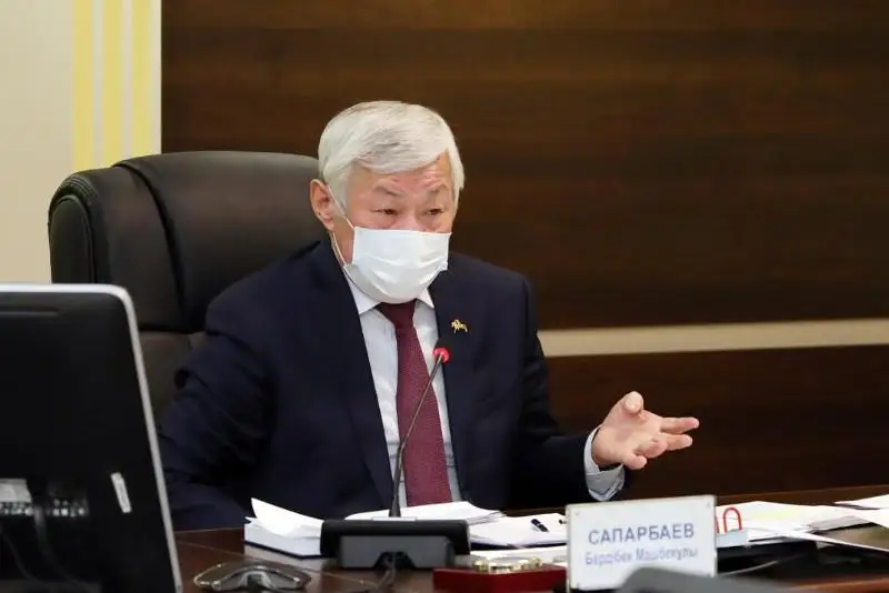 بەردىبەك ساپاربايەۆ كاسىپكەرلەرگە: وزىمىزدە وسەتىن پياز بەن قىرىققاباتتىڭ باعالارى اركەلكى