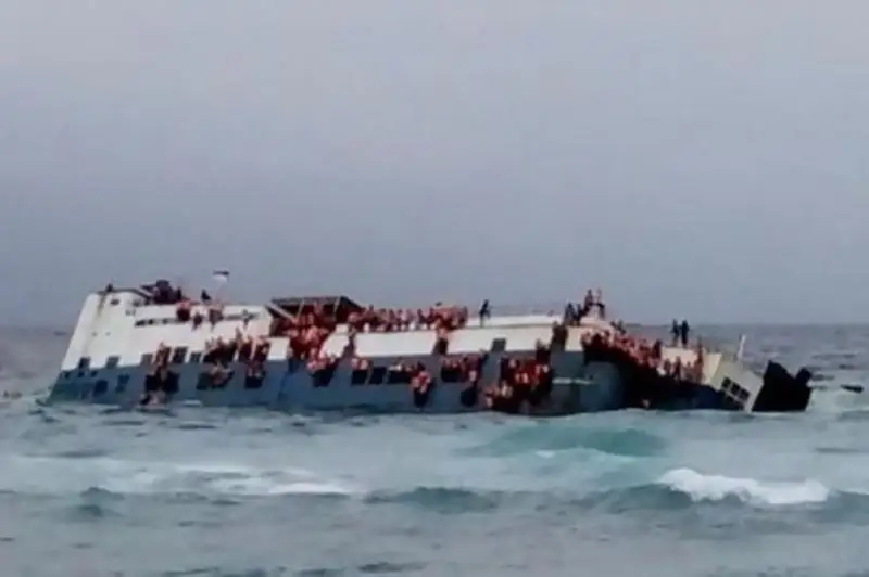 Бангладешда бортида 50 йўловчиси бўлган паром сувга чўқиб кетди