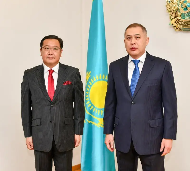 第一副外长努雷舍夫会见蒙古国驻哈大使