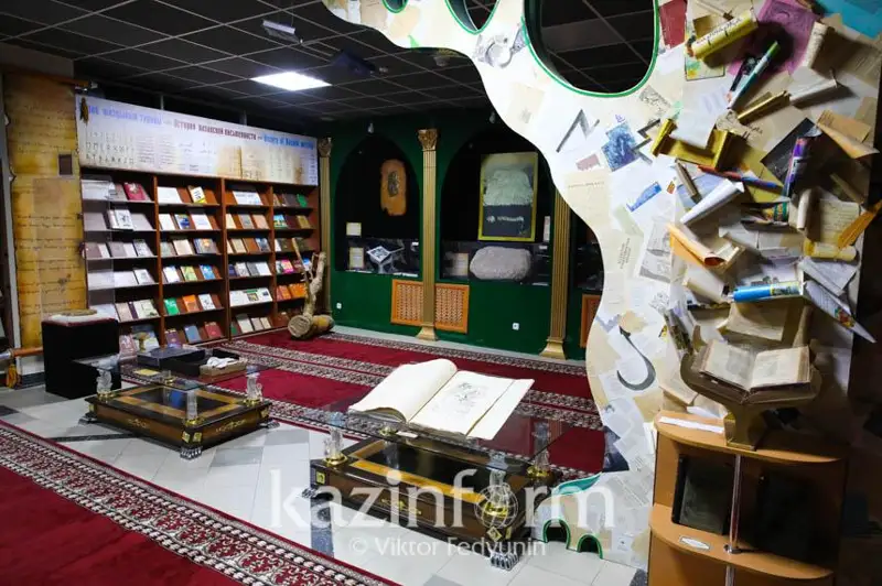 بۇدان 100 جىل بۇرىن بالالار قانداي كىتاپتار وقىعان - فوتورەپورتاج