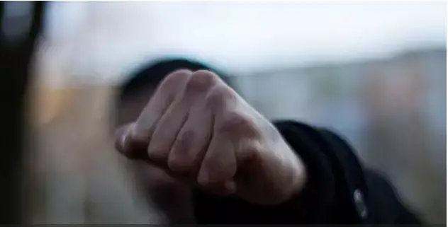 ايگىلى چەمپيون بەيتانىس ادامدى كوشەدە نەگە ۇرىپ قۇلاتقانىن ايتتى