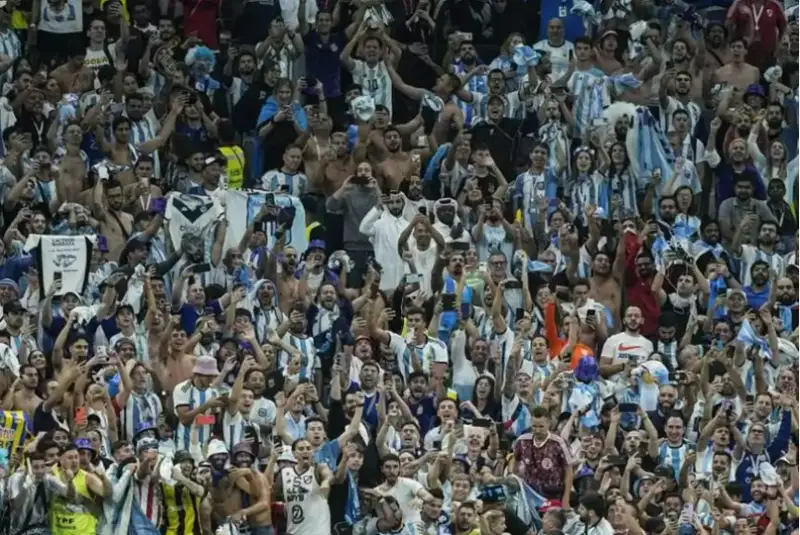 امەريكالىق جۋرناليست نيدەرلاند-ارگەنتينا ماتچى كەزىندە كوز جۇمدى