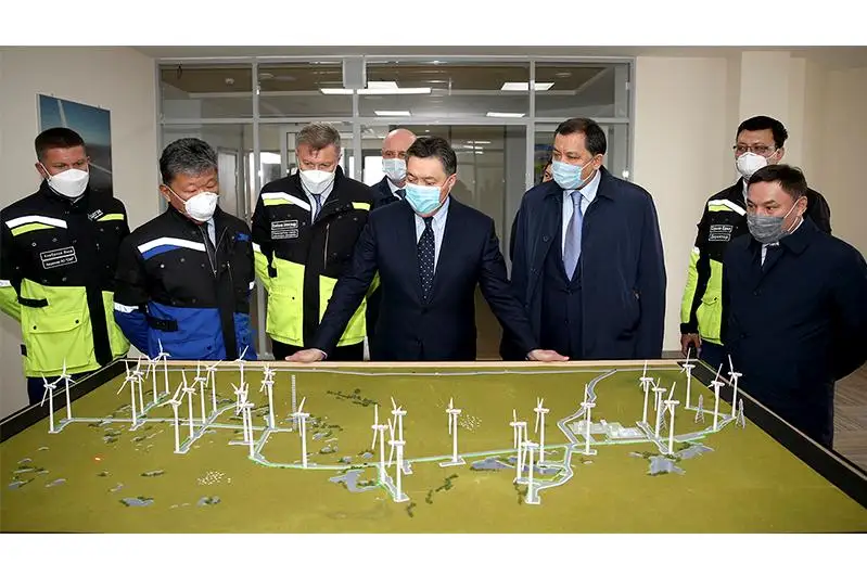 政府总理视察阿克莫拉州新建风电站