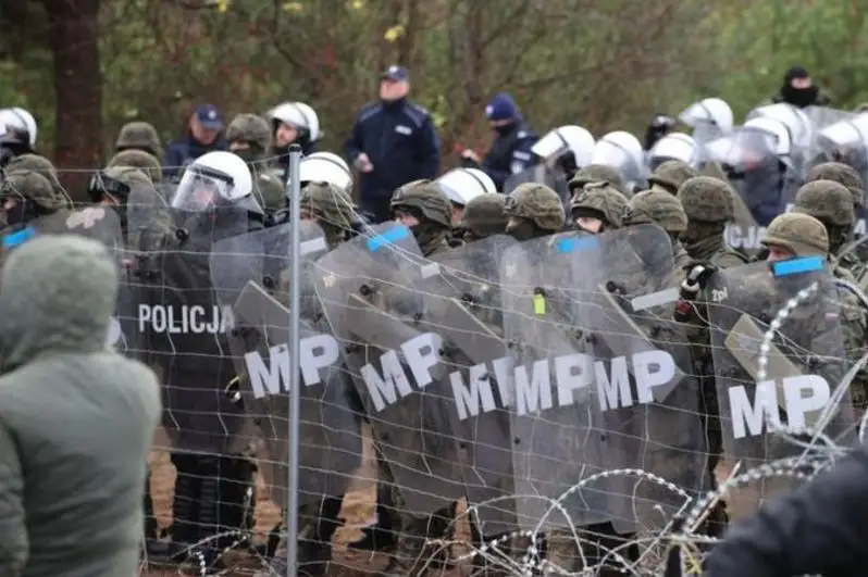 Беларусьнинг Польша билан чегарасида юзлаб мигрантлар тўпланишди