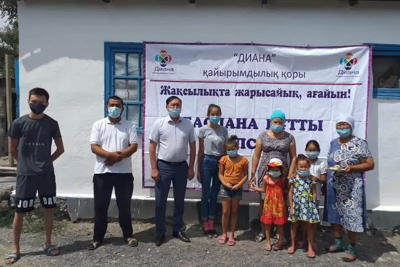 Алмати вилоятида ҳомийлар беш болали ёлғиз онага уй туҳфа қилишди