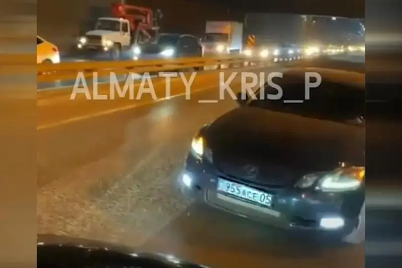 Ехавшего задним ходом по встречке водителя ищет полиция в Алматы