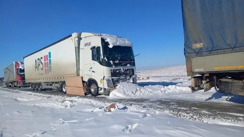 ShQO-da qar qursaýynda qalǵan 16 júk kóliginiń júrgizýshileri evakýatsııalandy