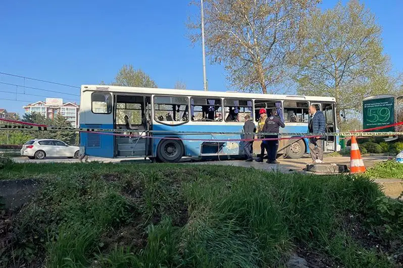 Туркияда йўловчилари бўлган автобус портлаб кетди