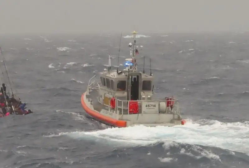 АҚШда денгизда 5 кун қолиб кетган 18 киши қутқарилди