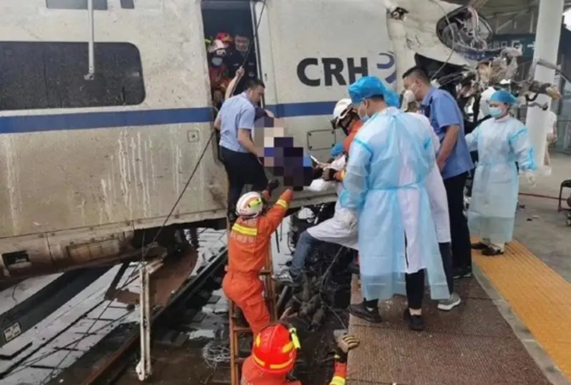 Скоростной поезд сошел с рельсов в Китае, погиб машинист