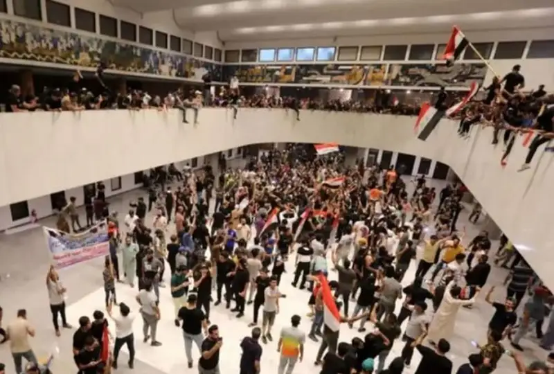 نارازىلىق بىلدىرۋشىلەر پارلامەنتكە باسىپ كىردى