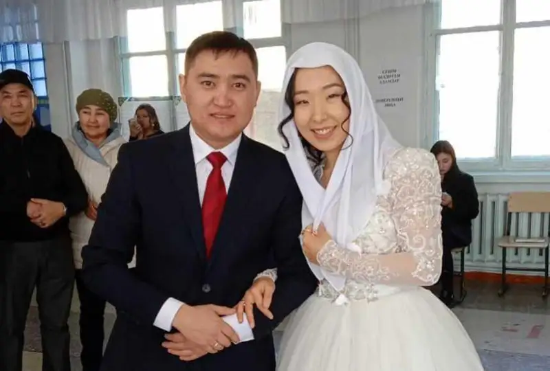 سايلاۋ كۇنى شاڭىراق كوتەرگەن سەمەيلىك ەكى جاس داۋىس بەردى