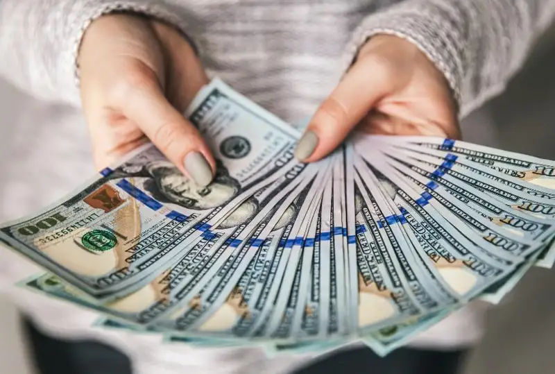 Казахстанцы тратят в день минимум 2,2 доллара