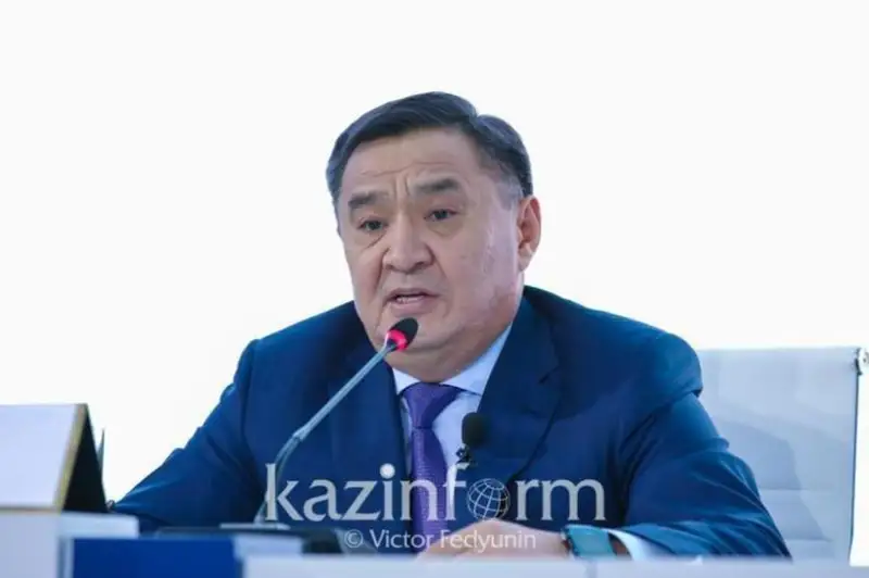 Іshki ister mınıstri polıtseıler halyqpen qalaı sóılesýi kerektigin aıtty