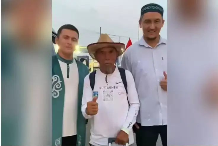 رەسەيدەگى قانداستار 73 جاستاعى جاياۋ ساياحاتشىنى كۇتىپ الدى