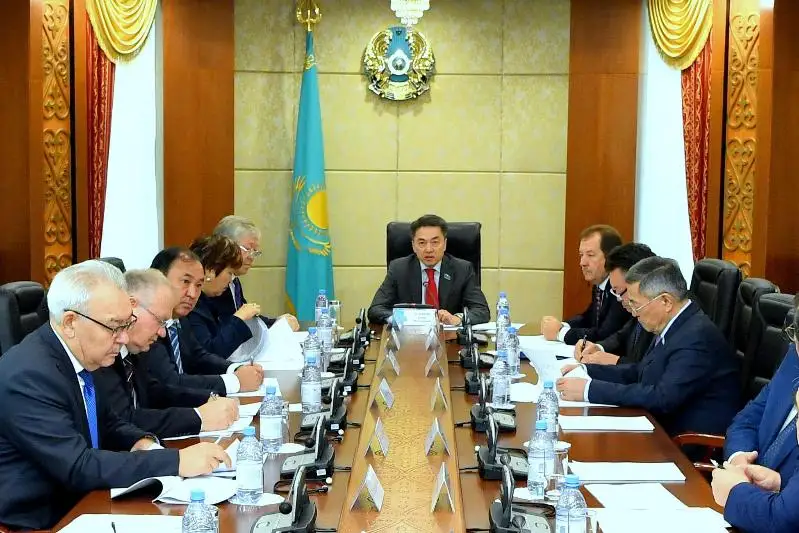 参议院副议长接见地方议会秘书