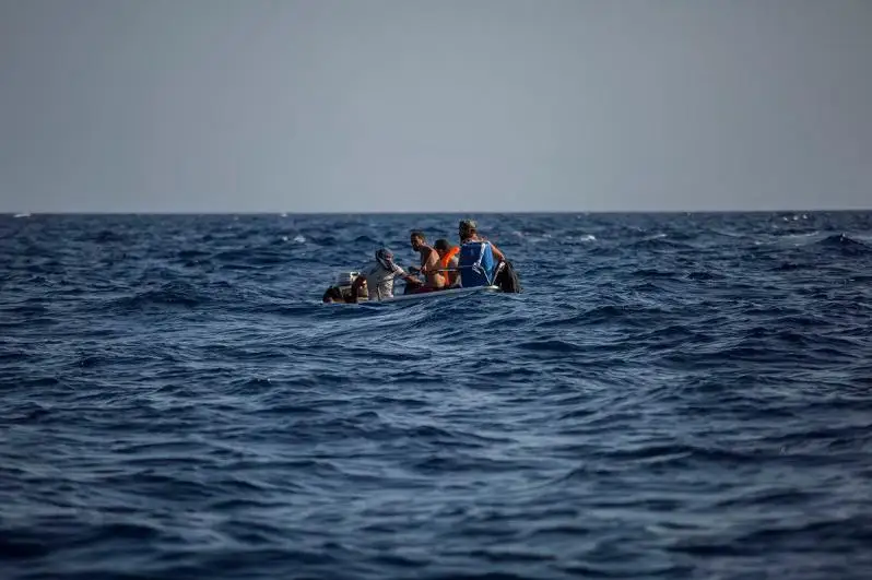 Ла-Манш бўғозини қайиқда кесиб ўтмоқчи бўлган беш нафар мигрант ҳалок бўлди