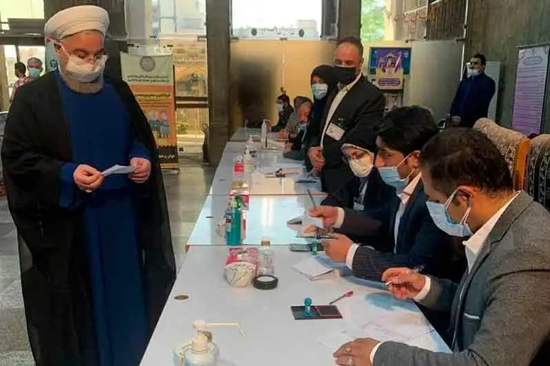 伊朗总统大选投票开始 现任总统鲁哈尼完成投票