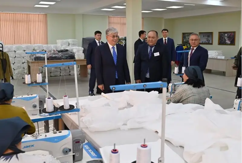 Глава государства ознакомился с работой швейной фабрики в Талдыкоргане