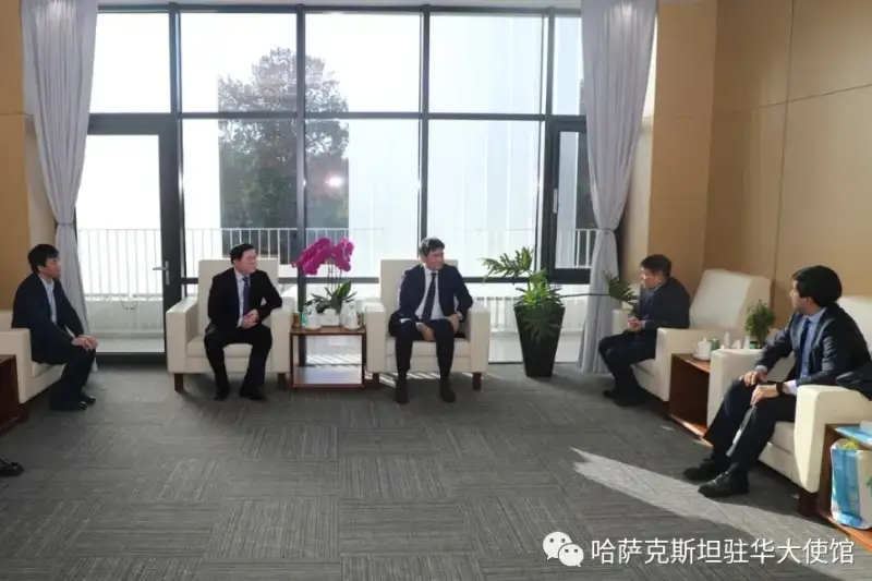 哈萨克斯坦驻华大使参访国药集团中国生物