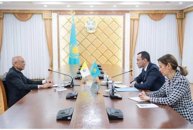 Маулен Ашимбаев встретился с Апостольским нунцием Ватикана