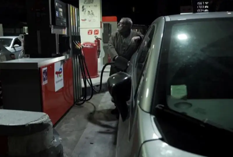 Франциядаги нефтни қайта ишлаш заводи ишчиларининг иш ташлаши ёқилғи танқислигига олиб келди