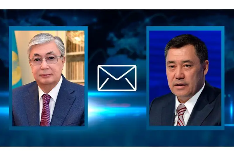托卡耶夫祝贺吉尔吉斯斯坦总统签署新宪法