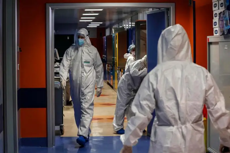 Новая волна ковида: чем отличаются варианты BA.4 и BA.5