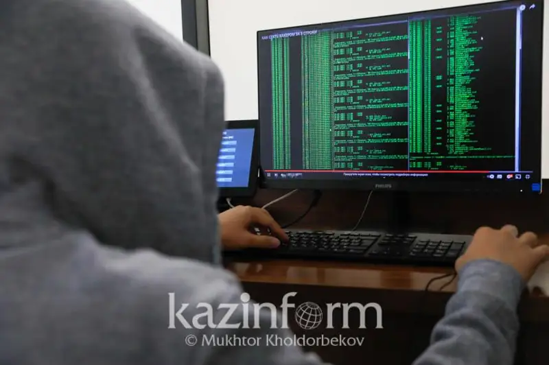 الماتىلىق الاياق ينتەرنەت ارقىلى شاردارالىق 76 مۇعالىمنىڭ جالاقىسىن ۇرلاعان