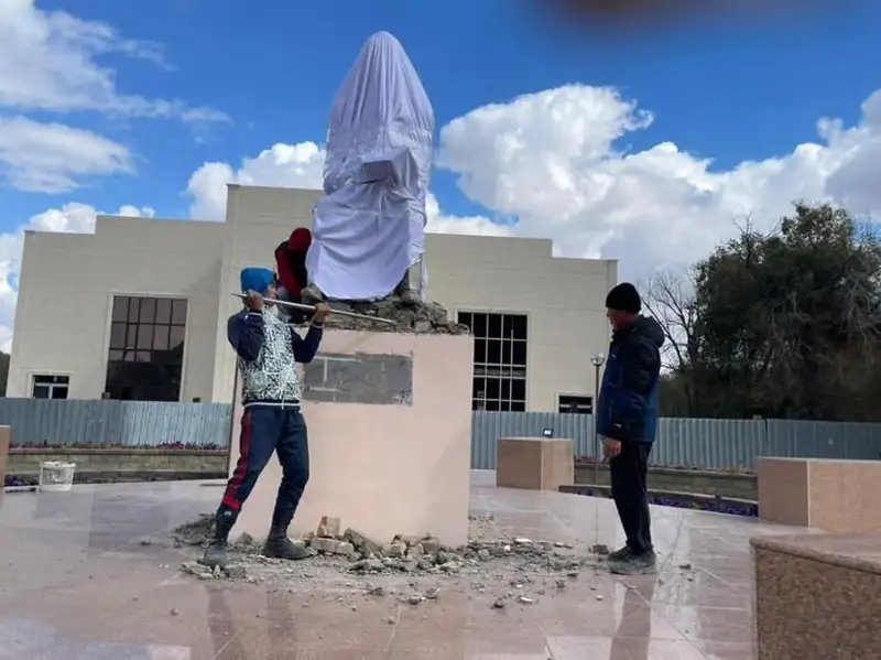 جاڭاارقادا اقسەلەۋ سەيدىمبەكتىڭ كەشە قويىلعان ەسكەرتكىشى بۇزىلىپ جاتىر