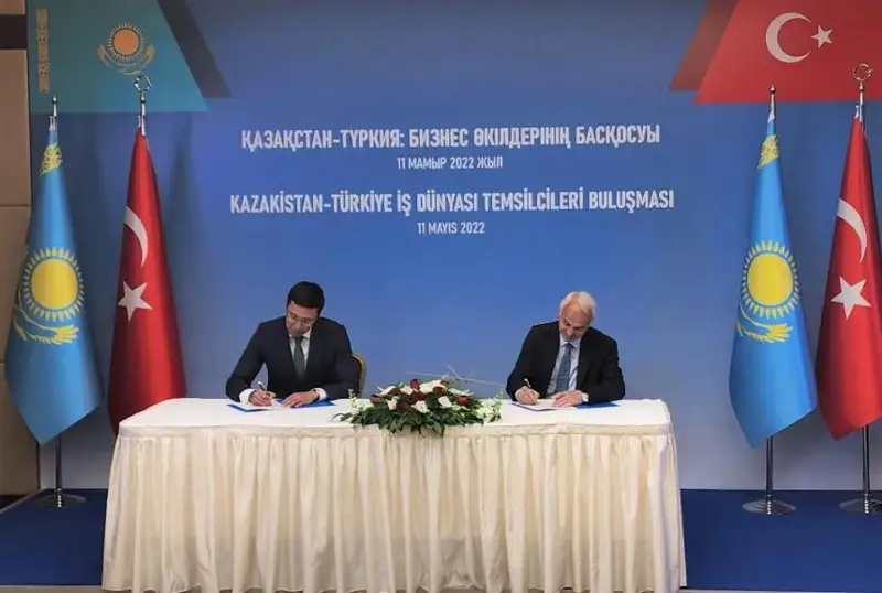 قازاقستان - تۇركيالىق درونداردى شىعاراتىن العاشقى شەت ەل بولماق