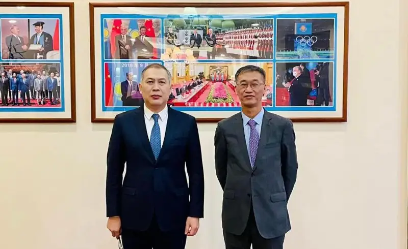 哈萨克斯坦驻华大使同北京语言大学校长举行会见