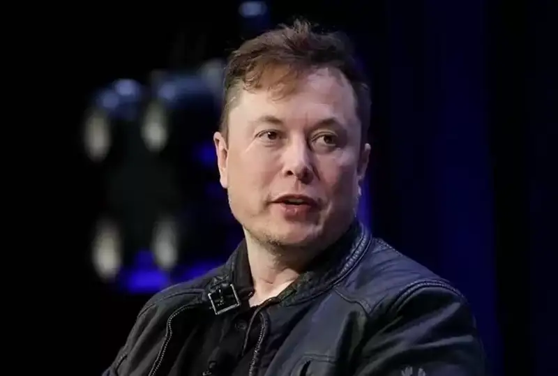 يلون ماسك تۆيتتەردىڭ جاڭا باس ديرەكتورىن تانىستىردى