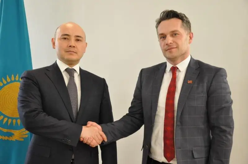 国家经济部长会见北马其顿驻哈大使