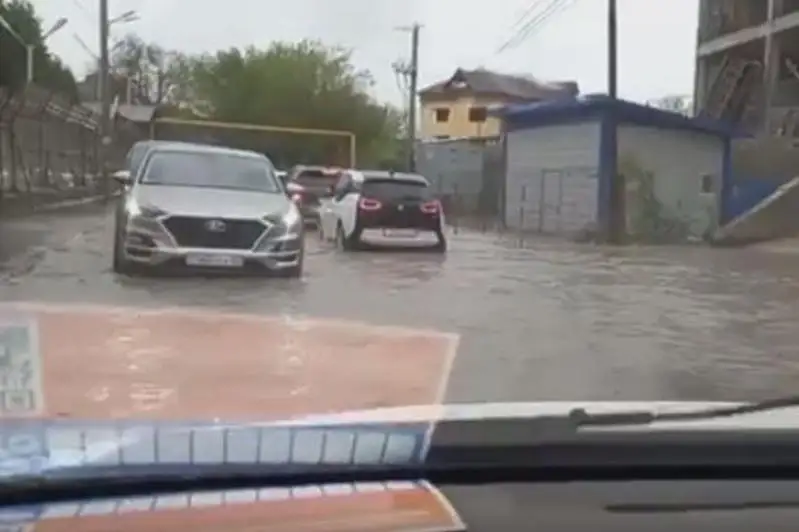 Улицы Алматы затопило после дождя