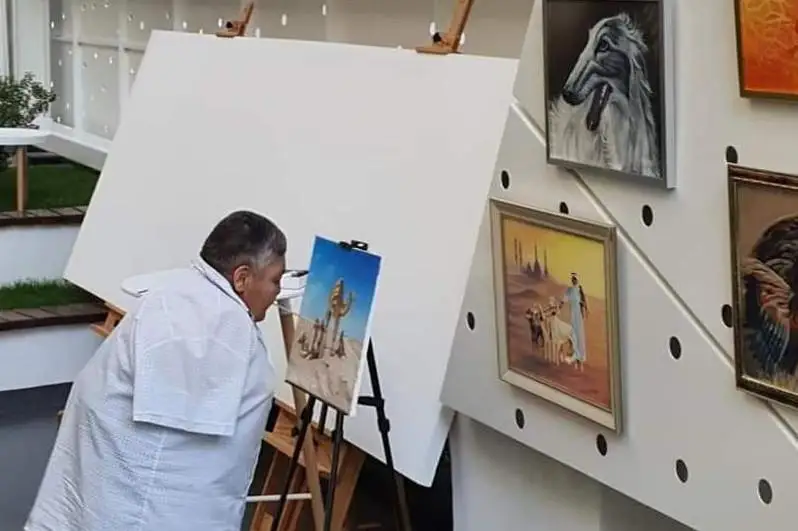 Қозоғистонлик рассом ўз расмларини Дубайдаги ЕXPO 2020 кўргазмасида тақдим этди