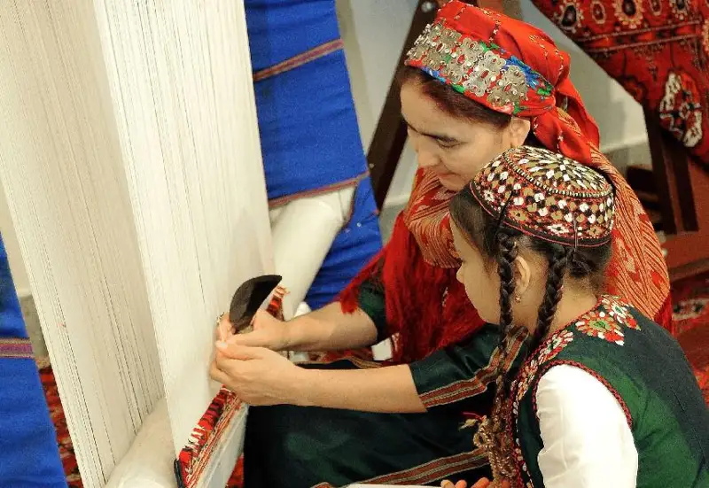 پرەزيدەنتتىڭ اناسىنا «ەڭبەك سىڭىرگەن كىلەم توقۋ شەبەرى» اتاعىن بەردى