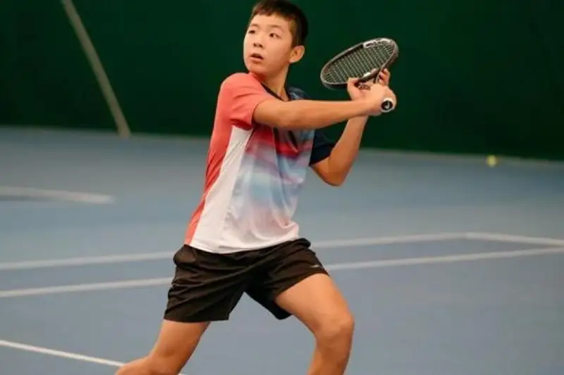 Юный казахстанец продолжает лидировать в чемпионской гонке Tennis Europe