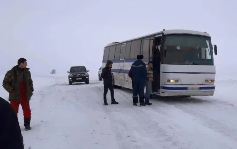 Ақтўбеда ўзбекистонликлар минган автобус қутқарилди