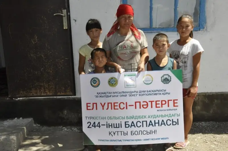 Туркистонлик тадбиркор 5 фарзандли оилага уй совға қилди