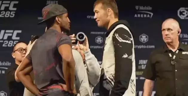 شاۆكات راحمونوۆتى امەريكاداعى جەڭىسىنەن كەيىن پوليتسيا نەلىكتەن «ۇستاعانى» انىقتالدى