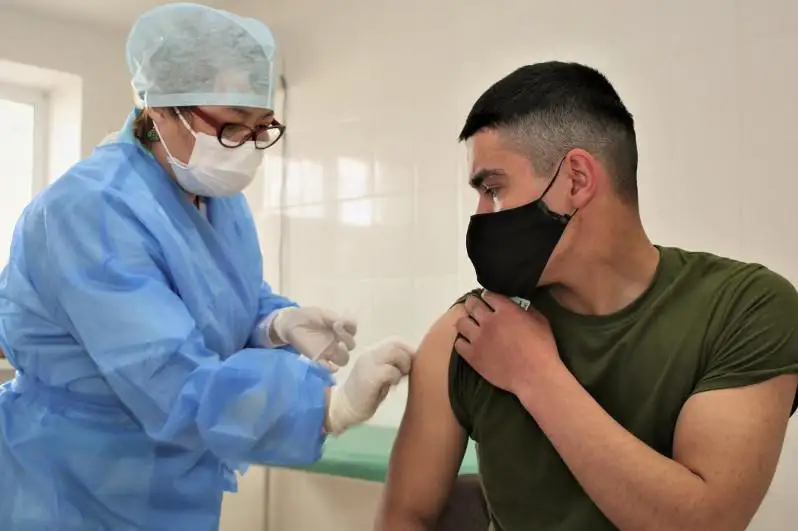 Қозоғистон Қуролли Кучлари шахсий таркибининг 70 фоиздан ортиғи ревакцинациядан ўтказилди