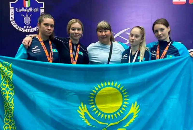 Сборная Казахстана по фехтованию завоевала еще одну медаль на молодежном ЧА-2022