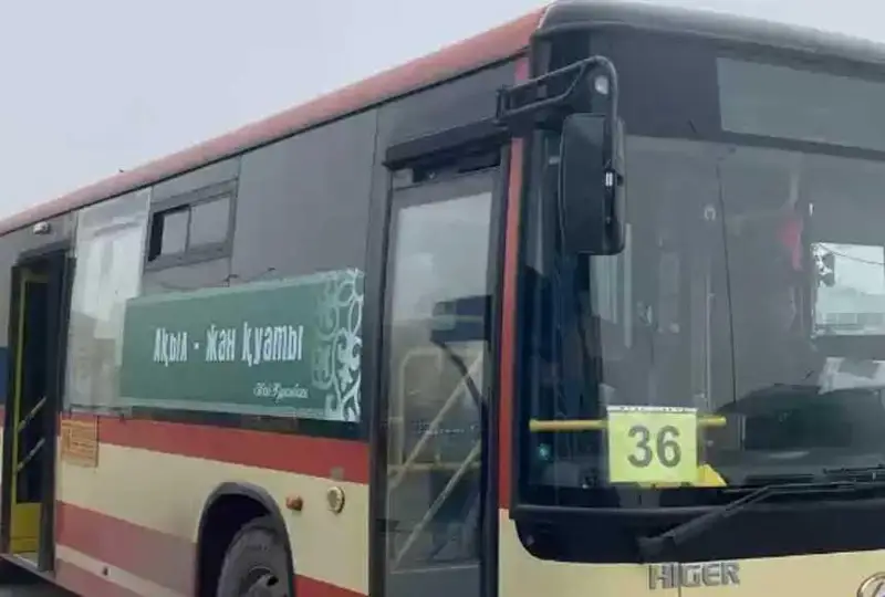 سەمەيدە جولاۋشىلار قوعامدىق كولىكتەردە حاكىم ابايدىڭ ناقىل سوزدەرىن وقي الادى