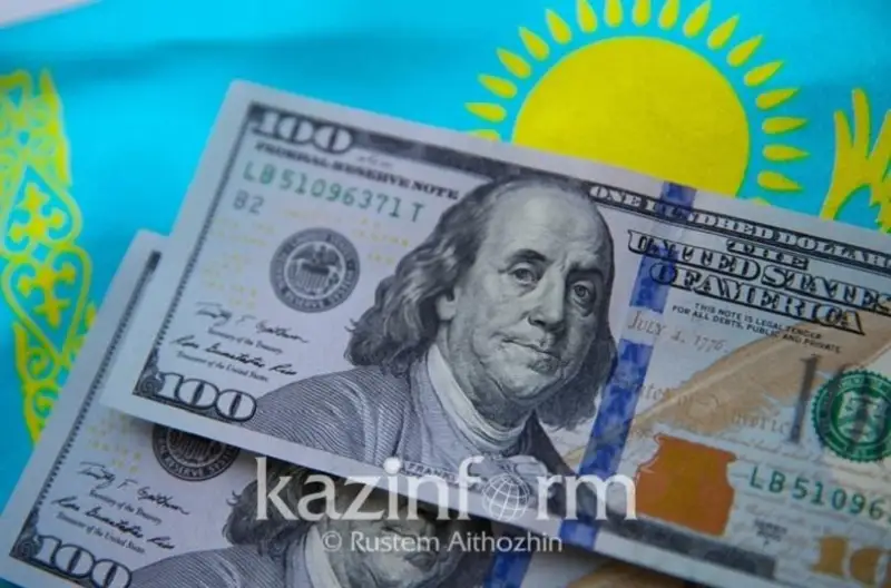 قور نارىعىندا دوللاردىڭ باعامى ءسال تومەندەدى